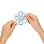 sillikona graužamā rotaļlieta flower no droša silikona ar dažādām tekstūrām, paredzēts zīdaiņiem no 0 mēnešiem zobu nākšanas atvieglošanai.
